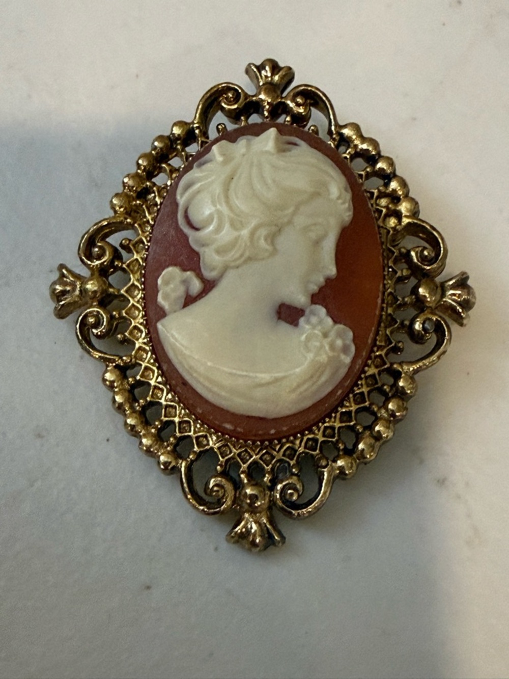 Avon Vintageโ Cameo Scent Locket Brooch Perfume Pin Gold Tone US Made